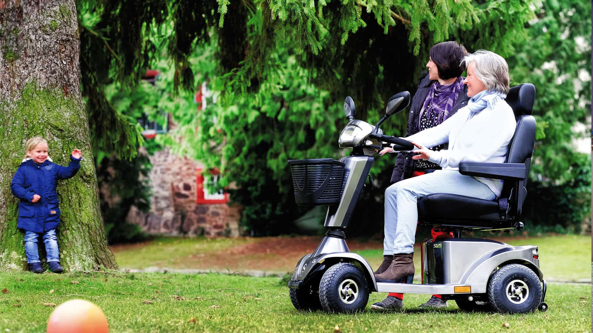 splash-s425-mobility-scooter in park Sunrise S425 mobility scooter in park